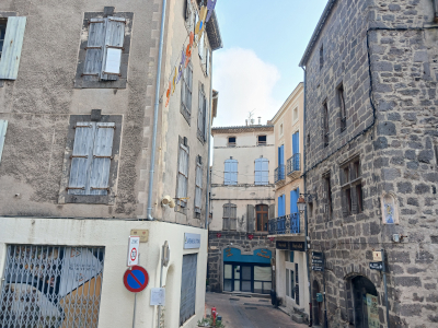 Agde fekete kőből épült házai
